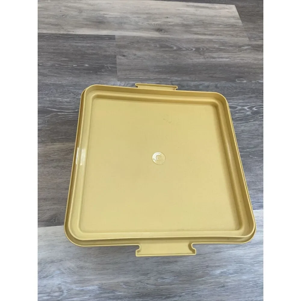 Harvest Gold Tupperware Square Cake Carrier Taker 1242-1 w Lid 1241-1